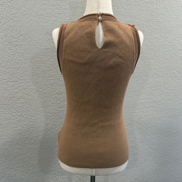 Halston Tank with neck detail - Picture 2 of 2